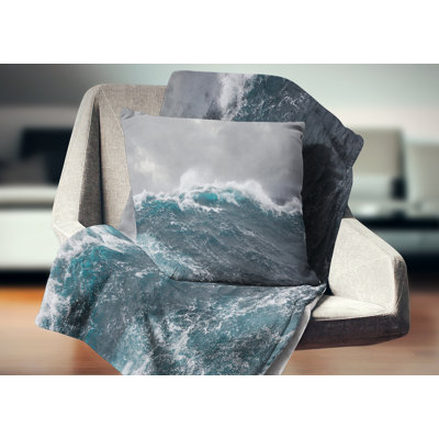 Oreiller seascape rugissant waves under cloud