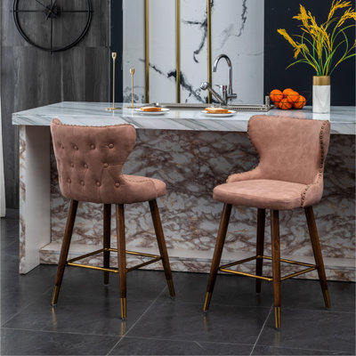 Tabouret de comptoir Mid-Century moderne rose 2 - Similicuir avec garniture cloutée, tissu d'aspect suède, assise incurvée, pieds fuselés en noyer, repose-pieds en métal doré 2, dossier capitonné, fini uni