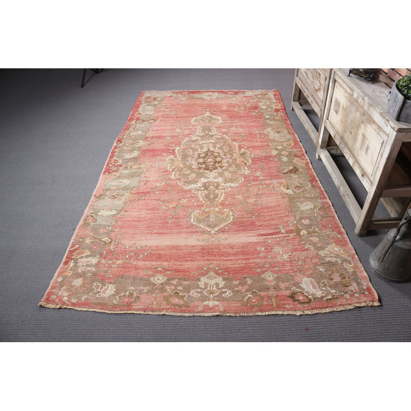 Tapis turc antique en laine rouge idéal pour le salon ou la chambre à coucher Anatolian décorative avec un thème nomade