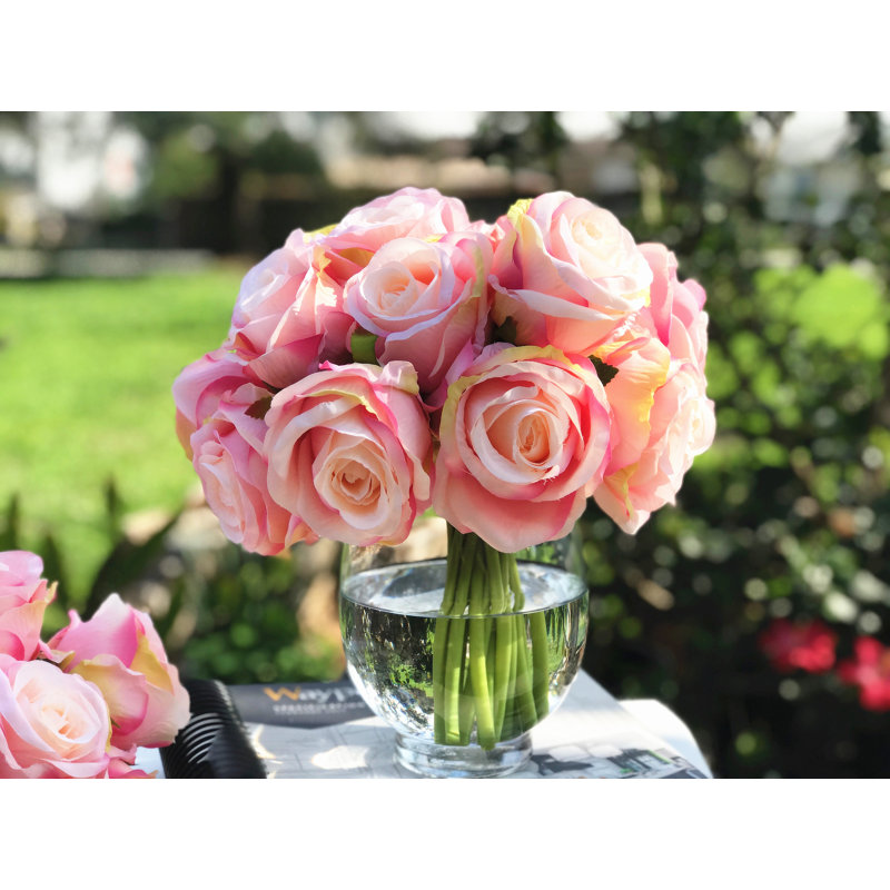 Arrangement floral de rose et d’Hortensia artificiel dans un vase, Rose