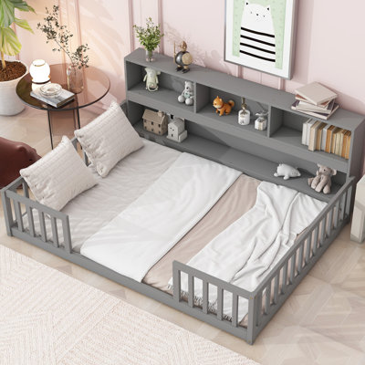 Lit de plancher gris avec garde-corps et rangement pratique sur le côté gris