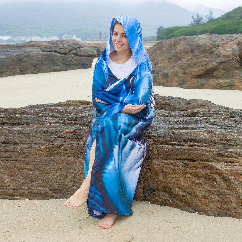 Serviette de plage légère avec capuche East Urban Home pour adulte