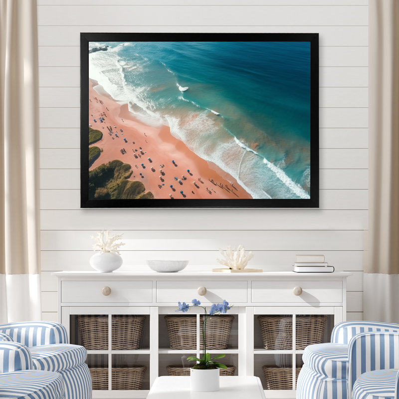 Vue aérienne de la plage bleue et rose VI - art mural plage et océan, H 12 po x l 20 po x P 1 po, Cadre d'angle fermé noir