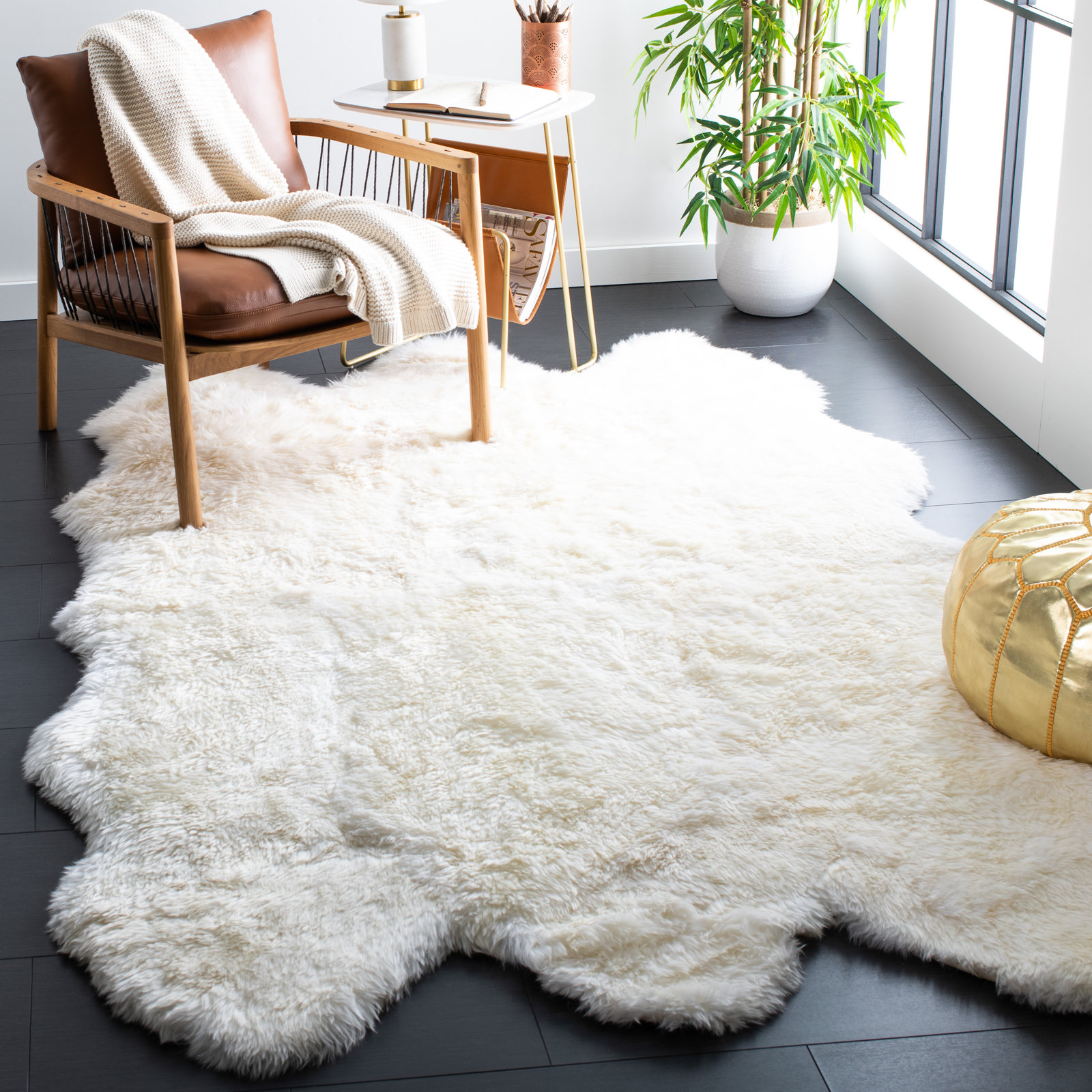 Mera Handmade Sheepskin White Area Rug, Rectangle 5' x 8'