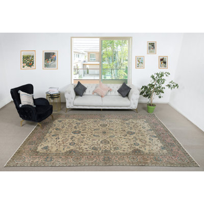 Tapis fait à la main avec motif floral et fond beige. Grand tapis rétro