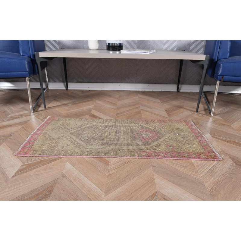 Petit tapis turc anatolien rétro rose idéal pour l'entrée et comme tapis de bain en laine