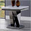 Table de bout élégante en faux marbre avec piédestal en forme de V, design moderne glamour pour des espaces de vie élégants