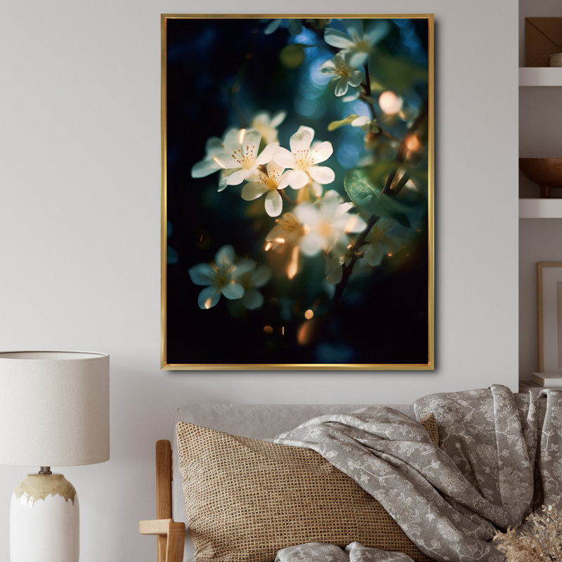 «White Green Jasmin Blossoms» sur toile, Cadre flottant doré, H 44 po x l 34 po x P 1,5 po