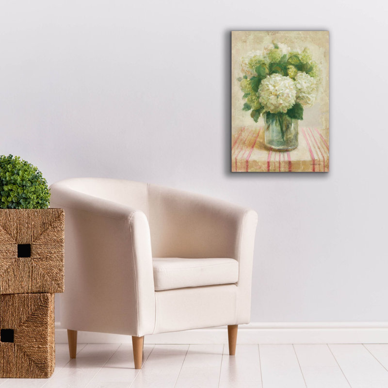 «Cottage Hydrangeas In White» par Danhui Nai, art mural sur toile, H 26 po x l 18 po