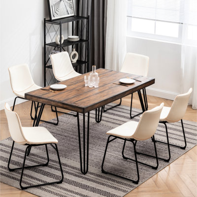 7 salle à manger en blanc antique. Table rectangulaire et 6 chaises robustes. Pieds en métal Plateau de table avec style pin. Fauteuil en similicuir. Espace requis pour la stabilité des pieds