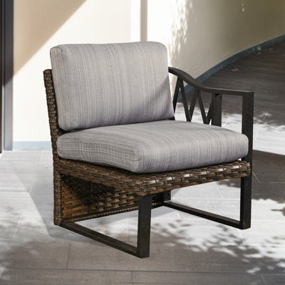 Chaise de patio à gauche avec coussins