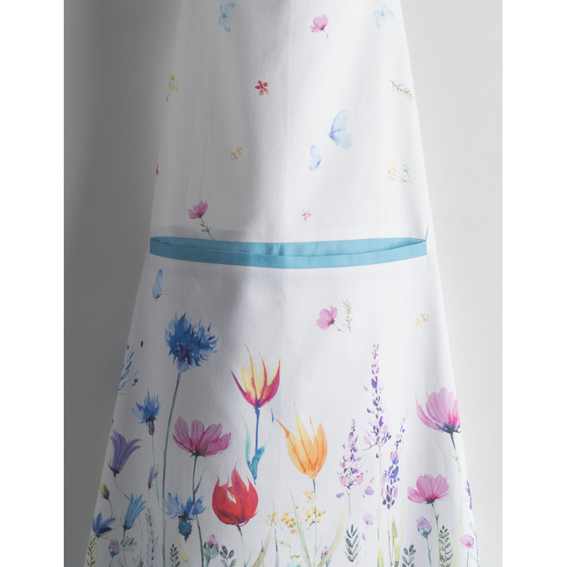 Tablier de fleurs dans le champ