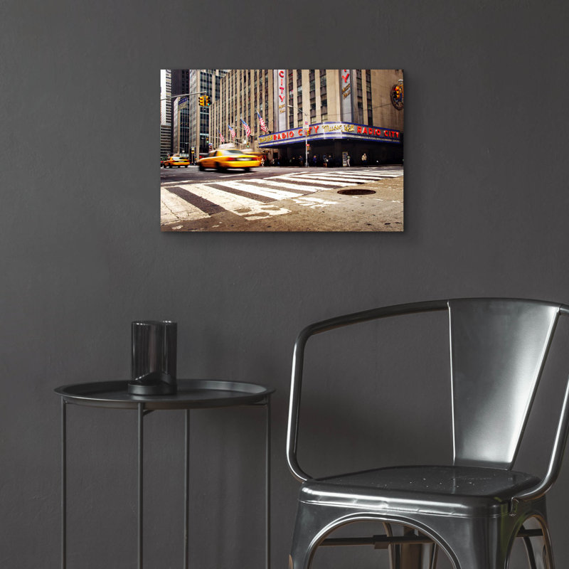 «NYC Radio City» par Nina Paponcek, verre acrylique Wal Art, H 16 po x l 24 po x P 0,2 po