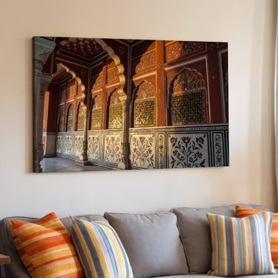 Toile d'un intérieur richement orné d'un palais indien mettant en vedette des motifs d'art mural complexes et des couleurs vives