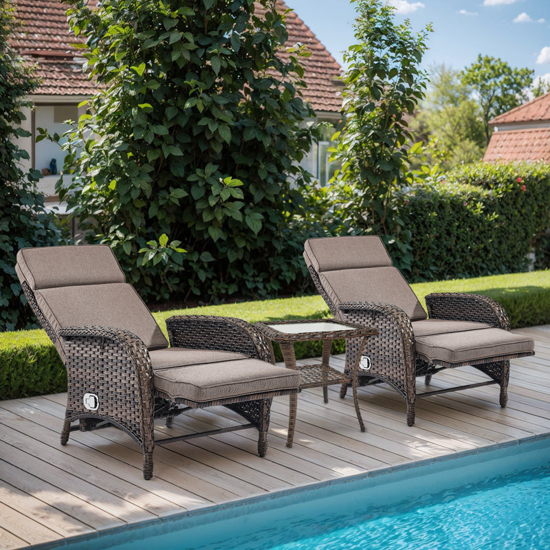 Chaise longue inclinable d'extérieur en osier de 60 po avec coussin et table d'appoint Gaetanino, Gris