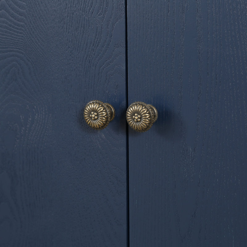 Crédence industrielle raffinée à 4 portes avec pieds arqués en bois et fermoirs en bronze - Conception de rangement avancée, artisanat solide