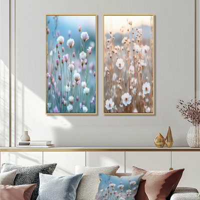 «Blue Farm and Farm Flwoers Soft Focus Fields I» - ensemble d'art mural de ferme 2 pièces