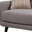 Canapé à deux places avec mélange de polyester, conception matelassée, pieds en bois massif, rembourrage en mousse haute densité et 2 coussins décoratifs