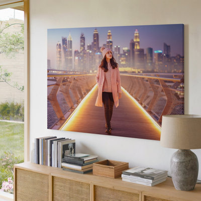 Cityscape Art, femme marchant sur un pont éclairé, soirée, scène urbaine, impression sur toile pour le salon, la chambre à coucher, le bureau, le couloir, le vestibule, le mur de la galerie et la décoration intérieure moderne