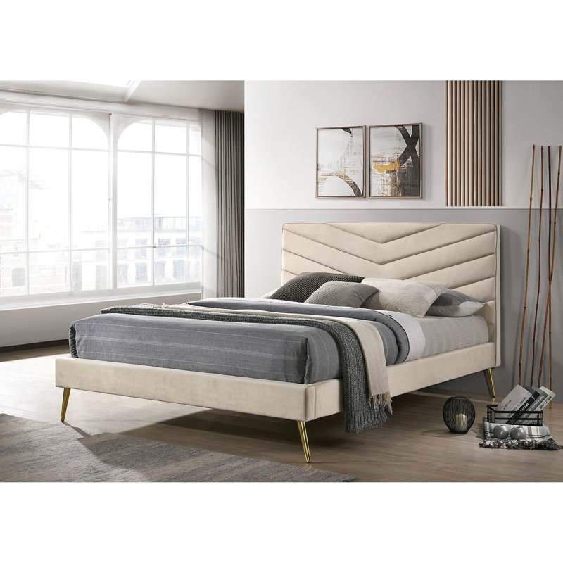 Structure de lit simple beige avec un design moderne de style Mid-Century et une tête de lit rembourrée avec des pieds rembourrés en nickel