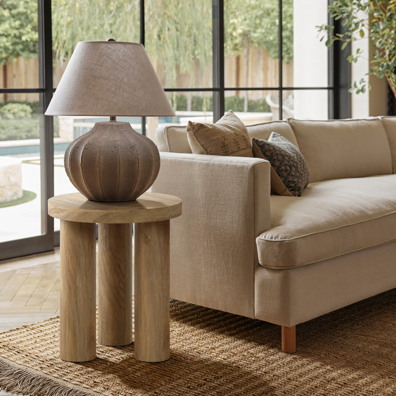 Table d'appoint ronde en bois manufacturé à finition chêne avec 3 pieds