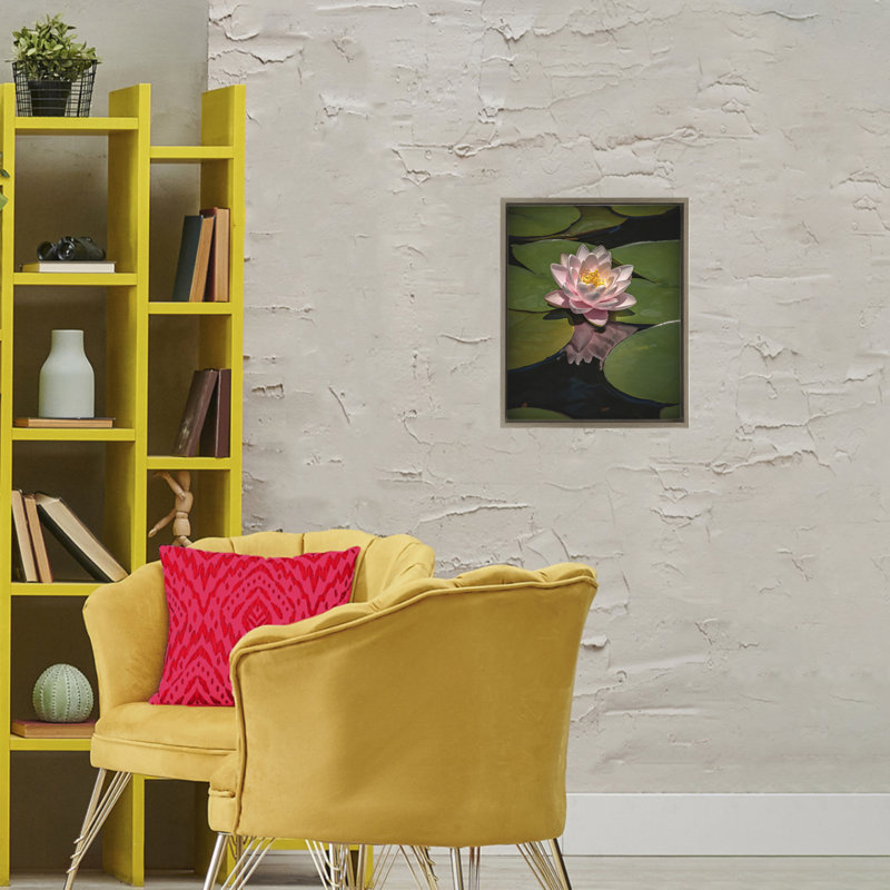Cadre flottant rose lotus parmi des nénuphars, design par Phillip Flowers, H 21 po x l 17 po, Cadre flottant orme Montalcino