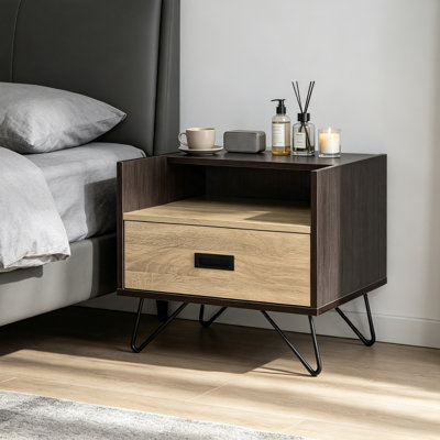 Table de chevet à un tiroir avec compartiment ouvert, 53 cm de largeur, en panneaux de particules de chêne et noir, avec pattes en métal