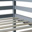 Lit mezzanine simple en bois d'hévéa avec bureau et garde-corps gris, offrant un environnement de chambre à coucher confortable et pratique