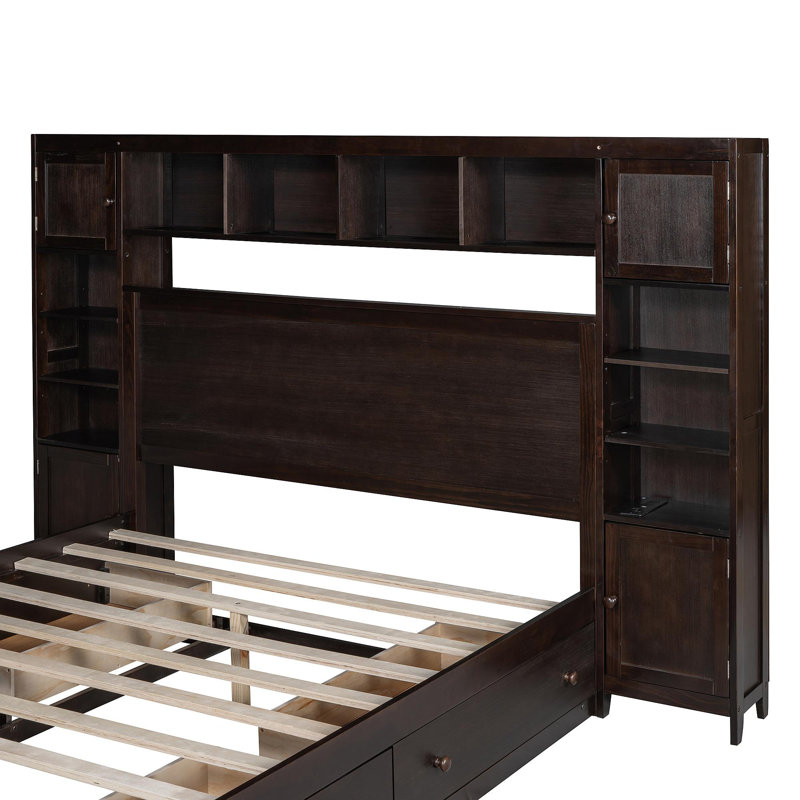 Grand lit en bois avec armoire, tablette et prises tout-en-un