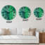 Horloge murale - Feuilles de palmier vert vif sur fond vert foncé-509349736