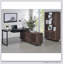 Bureau d'ordinateur moderne en L avec beaucoup de rangement et un espace de travail étendu, idéal pour un usage domestique et professionnel