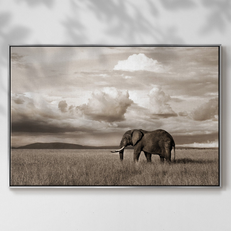 Maasai Majesty sépia, peinture sur toile, H 25 po x l 37 po x P 2 po, Encadrement argenté