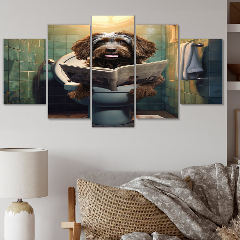 Chien lisant un journal sur une toilette II - animaux, reproduction d'art sur toile - 5 panneaux