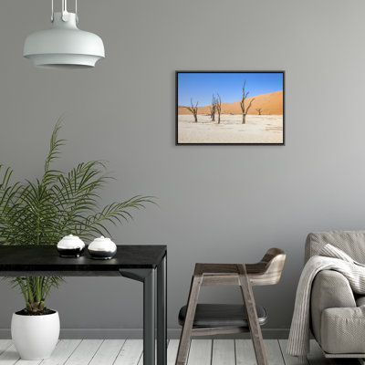 «Namibian Skeleton Trees III» par Richard Silver - photographie à cadre flottant sur toile