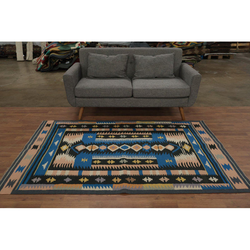 Superbe tapis Kilim 5 x 7 avec un style audacieux et brillant