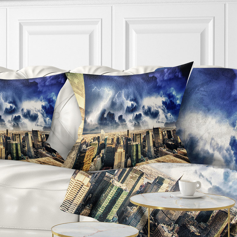 Coussin de skyscrapers cityscape storm au-dessus de manhattan, 16 po x 1 po, Coussin décoratif