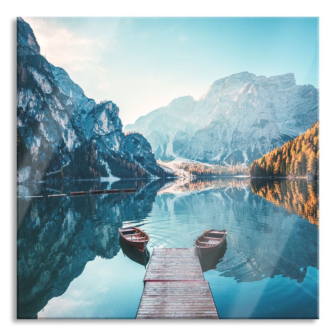 Ungerahmtes Foto auf Glas "Boote am Steg des Pragser Wildsees"