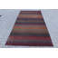Tapis turc tissé à la main avec un motif rayé dans des tons de terre chauds, idéal pour la décoration intérieure et le salon