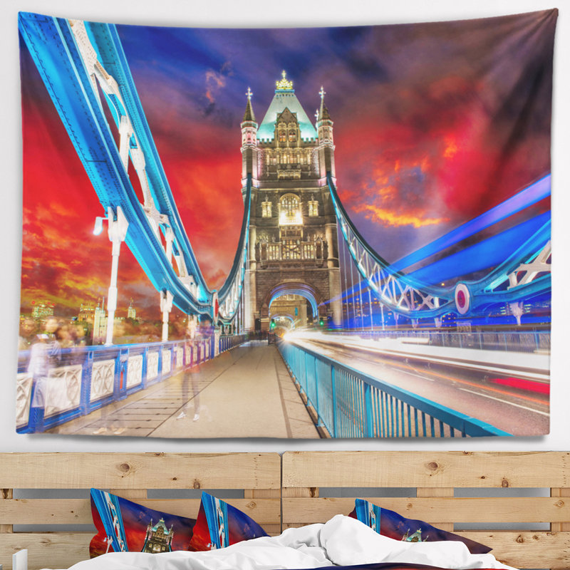Tapisserie de cityscape orage au-dessus d’une tour en avec accessoires suspendus inclus, H 68 po x l 80 po