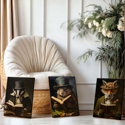 Ensemble de 3 affiches murales encadrées, portraits d'animaux vintage sur toile : blaireau, marmotte et renard en tenue victorienne lisant des livres. Décor inspiré de la littérature classique pour salon, bureau ou bibliothèque. Impressions décoratives élégantes pour la maison.