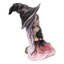 Figurine gothique de belle sorcière en robe rose et chapeau magique tenant un chat noir