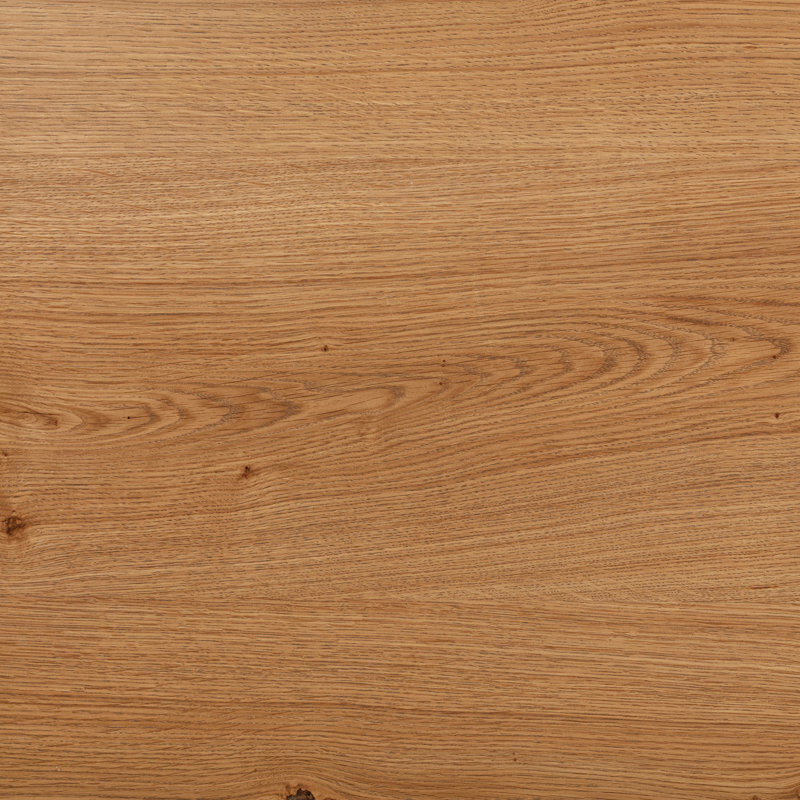 Deux chaises de salle à manger, construction en bois massif, brun naturel, design élégant, pieds fins et siège confortable.