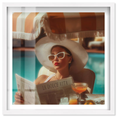 «Woman Enjoying the Poolside Shadowbox», art italien rétro par Notoriart, cadre blanc, 30 x 30