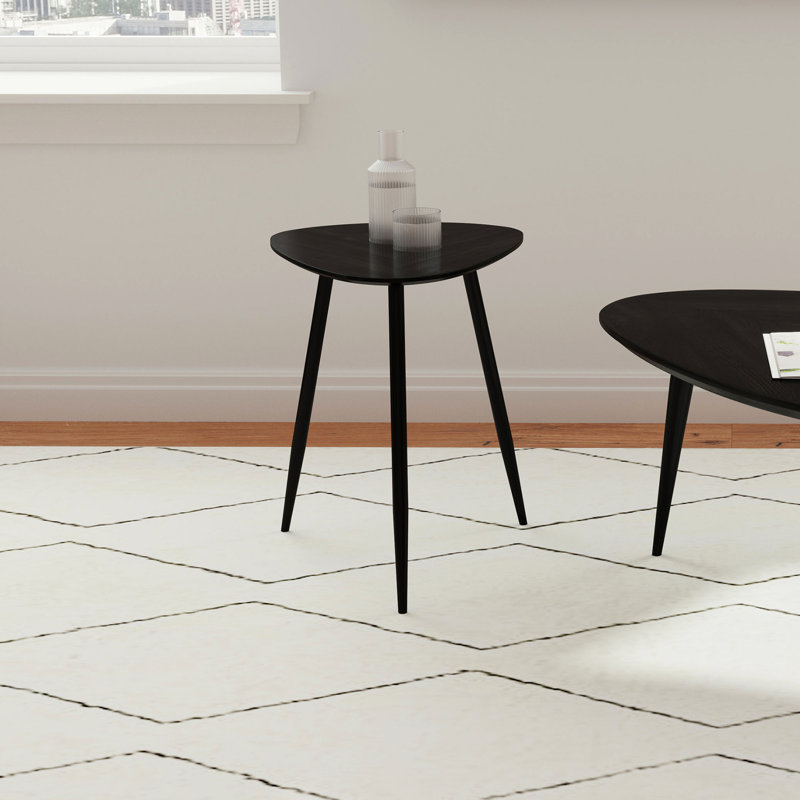 Table d'appoint triangulaire moderne en bois massif noir, coins arrondis, idéale pour les espaces de vie contemporains. Fabriquée en bois de manguier noir, trois pattes évasées, placement idéal.
