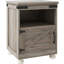 Petite table d'appoint grise. Table de bout avec rangement. Tablette ouverte et armoire spacieuse. Pieds modernes en bois. Polyvalent. H 17,7 po x P 15,4 po. P 23,6 po. Peut contenir 110 livres de rangement gris. Style Living