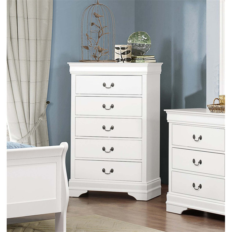 Commode à 5 tiroirs de style traditionnel avec poignées en laiton antique, parfaite pour le rangement et l'organisation de la chambre à coucher.