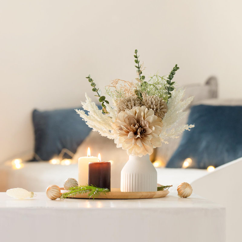 Petites fleurs artificielles dans un vase en céramique , Brun