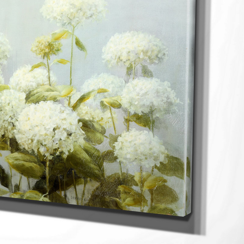 "White Hydrangea Garden" par Danhui Nai, impression sur toile tendue, H 24 po x l 36 po x P 1,5 po