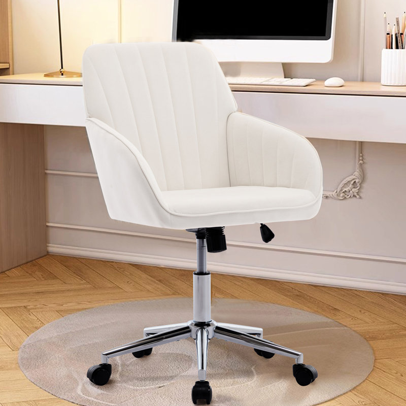 Fauteuil ergonomique Ty dans la chambre - velours beige, base argentée, siège pivotant en velours reposant ergonomique, circulation sanguine en métal