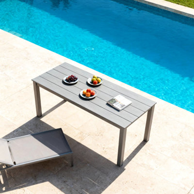 Table de pique-nique en bois gris anthracite Hips de 175 cm (68,9 pouces), utilisable à l'intérieur comme à l'extérieur, avec trou pour parasol.
